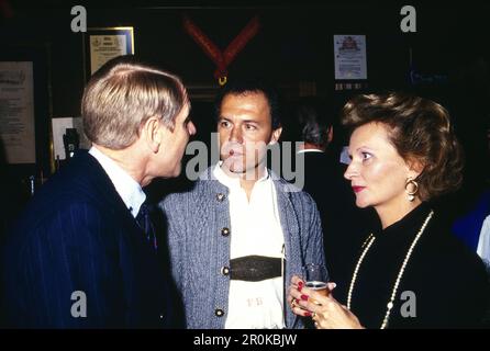 Fußbaldspieler Franz Beckenbauer mit Freundin und Mlerin Diana Sandmann, Deutschland 1993. Banque D'Images