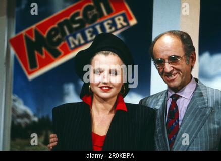 Hanna Schygulla, deutsche Sauspielerin und Sängerin, in der Talkshow 'ensch Meier' mit Alfred Biolek, Deutschland 1986. Banque D'Images