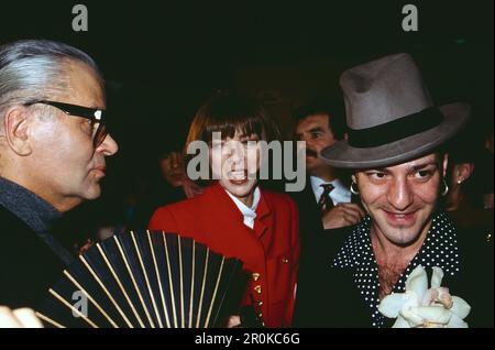 Modeschöpfer Karl Lagerfeld (Liens) mit der Chefredakteurin der amerikanischen Vogue, Anna Wintour und mit Kollege John Galliano BEI der Chanel Modenschau in Paris, Frankreich 1993. Banque D'Images