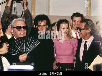 Modèle Claudia Schiffer mit Freund David Copperfield neben Karl Lagerfeld BEI einer Chanel Modenschau à Paris, Frankreich 1994. Banque D'Images