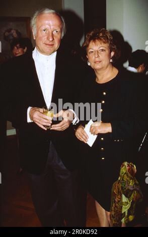 Gerd Albrecht, deutscher Dirigent, Generalmusikdirektor der Staatsoper à Hambourg, hier mit Ehefrau Ursula BEI einer Veranstaltung, Deutschland, vers 1992. Banque D'Images