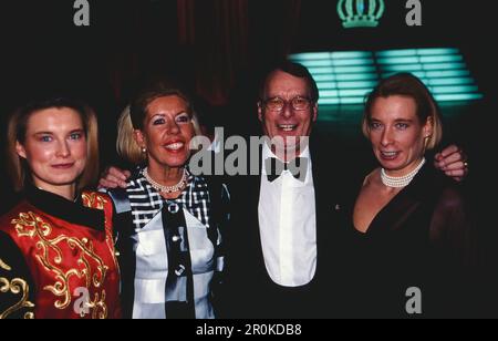 Michael Prinz von Preussen mit seinen Töchtern Nataly (Liens), Prinzessin von Preussen und Micaela (rechts) Prinzessin von Preussen und Ehefrau Brigitta von Preussen, Deutschland vers 1994. Banque D'Images