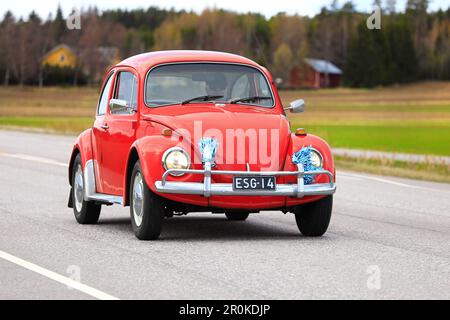 Red Volkswagen Beetle, officiellement Volkswagen Type 1, conduite le long de l'autoroute 110 lors de l'événement de croisière de mai. Salo, Finlande. 1 mai 2023. Banque D'Images