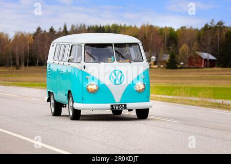 Volkswagen Type 2 (T1) transporteur année 1963, 1st génération avec pare-brise divisé, également appelé microbus ou Kombi sur route. Salo, Finlande. 1 mai, 23. Banque D'Images