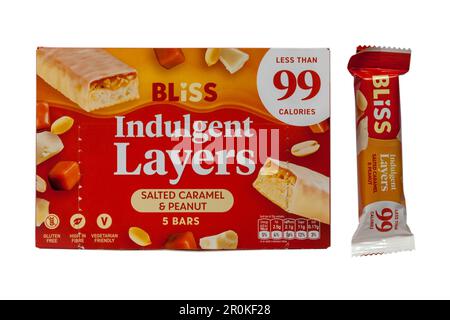 Boîte de couches de Bliss indulgent barres salées de caramel et d'arachides moins de 99 calories dont une retirée du paquet isolé sur fond blanc Banque D'Images