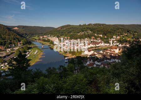 Vue sur la ville de Bad Karlshafen et le fleuve Weser, Bad Karlshafen, Hesse, Allemagne, Europe Banque D'Images