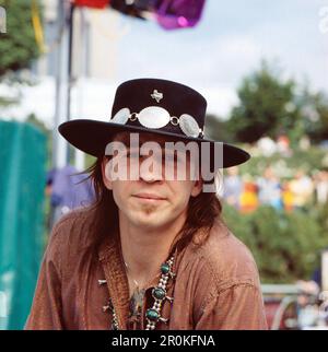 Steve Ray Vaughan, auch bekannt als SRV, amerikanischer Bluesrock Gitarrist, open air Konzert: Lieder & Leute, Deutschland, 1983. Steve Ray Vaughan, alias SRV, guitariste de rock American Blues, concert en plein air : Lieder & Leute, Allemagne, 1983. Banque D'Images