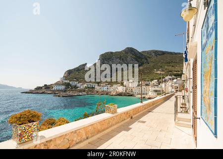 Esplanade blanche et bâtiments dans la ville portuaire de Levanzo, île Levanzo, îles Égadiennes, près de Trapani, Sicile, Italie, Europe Banque D'Images