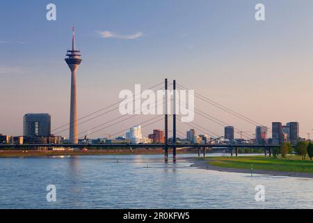 Vue sur le Rhin jusqu'à Stadttor, le pont Rheinknie, la tour de télévision et Neuer Zollhof (architecte : F.O. Gehry), Düsseldorf, Rhénanie-du-Nord-Westphalie Banque D'Images