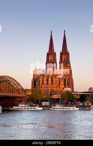 Vue sur le Rhin à pont Hohenzollern et de la cathédrale de Cologne, Cologne, Rhénanie du Nord-Westphalie, Allemagne Banque D'Images