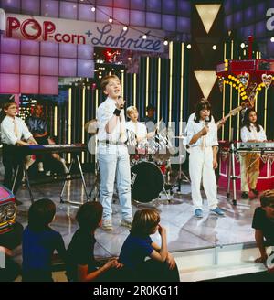 Pop-corn + Lakritze, ZDF Kinderhitparade, Deutschland, 1985, Bild: Frank und seine Band singen das Lied: 1000 und 1 Schlacht. Pop-corn et Lakritze, défilé à succès pour les enfants à la télévision, Allemagne, 1985, photo: Frank et son groupe. Banque D'Images