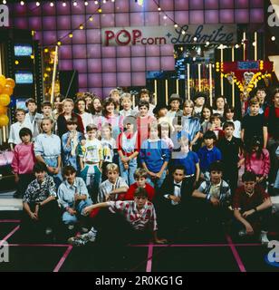 Pop-corn + Lakritze, ZDF Kinderhitparade, Deutschland, 1985, Bild: Finale mit den Kindern. Pop-corn et Lakritze, défilé de télévision pour enfants, Allemagne, 1985, photo: Finale avec les enfants Banque D'Images