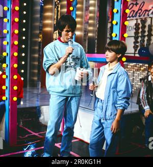 Pop-corn + Lakritze, ZDF Kinderhitparade, Deutschland, 1985, Bild: Modérateur Viktor Worms präsenoert den kleinen modérateur Eric Schneko. Pop-corn et Lakritze, défilé à succès pour les enfants à la télévision, Allemagne, 1985, photo : le présentateur Viktor Worms avec le jeune présentateur Eric Schneko. Banque D'Images