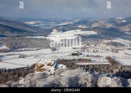 Vue du rocher de Feldstein à Elleringhausen, formation rocheuse „Bruchhauser Steine“, près d'Olsberg, sentier de randonnée Rothaarsteig, Rothaargebirge, Sauerland RE Banque D'Images