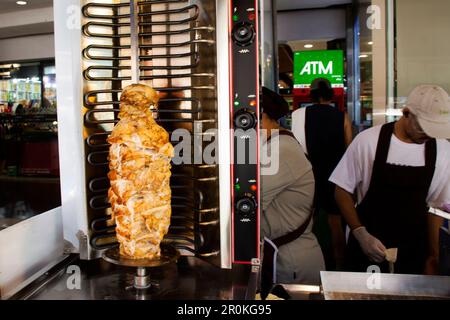 Vendeur thaïlandais cuisinant de la viande rôtie grillée cuisine turque kebab ou kebap à la vente les voyageurs thaïlandais dans le marché local de rue bazar à Phahurate Banque D'Images