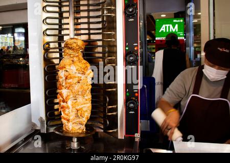 Vendeur thaïlandais cuisinant de la viande rôtie grillée cuisine turque kebab ou kebap à la vente les voyageurs thaïlandais dans le marché local de rue bazar à Phahurate Banque D'Images