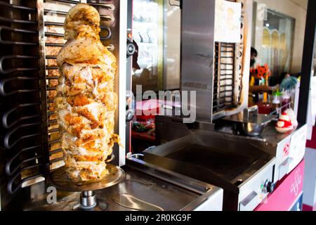 Vendeur thaïlandais cuisinant de la viande rôtie grillée cuisine turque kebab ou kebap à la vente les voyageurs thaïlandais dans le marché local de rue bazar à Phahurate Banque D'Images