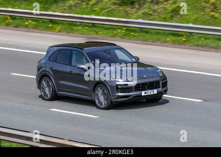 2019 Gray PORSCHE CAYENNE V8 TURBO Auto ; sur l'autoroute M61, Royaume-Uni Banque D'Images