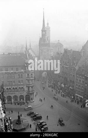 Blick auf das Alte Rathaus am Marienplatz, München 1936. Vue sur la vieille mairie de Marienplatz, Munich 1936. Banque D'Images