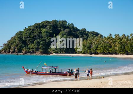 Les gens débarquent du bateau après l'excursion au village de Maung Shwe Lay, Ngapali, Thandwe, Myanmar Banque D'Images