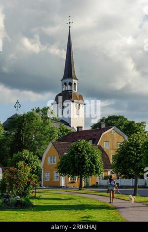 Église de Mariefred et épouse avec chien en premier plan, Suède Banque D'Images