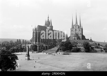 Der Erfurter Dom LINK, rechts die Severikirche, 1956. Cathédrale d'Erfurt sur la gauche, église St Severus sur la droite, 1956. Banque D'Images