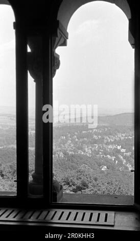 Blick über Eisenach in Thüringen aus einem Fenster des Festsaals der Wartburg, 1956. Vue sur Eisenach en Thuringe depuis la fenêtre de la salle de bal du Wartburg, 1956. Banque D'Images