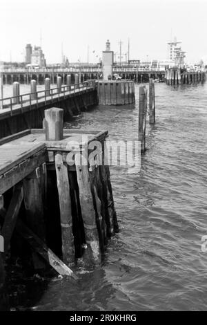 Blick vom Steubenhöft auf die Alte Liebe in Cuxhaven, im hintergrund sind der Radarturm, der Semafor und der Leuchtturm erkennbar, 1960. Vue du Steubenhöft à l'Alte Liebe à Cuxhaven, en arrière-plan la tour radar, le Semafor et le phare sont visibles, 1960. Banque D'Images