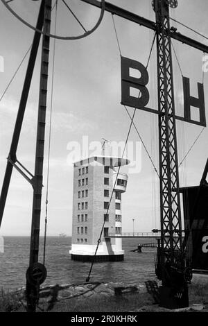 Blick auf den Radarturm durch den Semaphor am Hafen von Cuxhaven, 1960. Vue sur la tour radar à travers le sémaphore au port de Cuxhaven, 1960. Banque D'Images