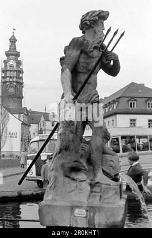 Der Neptunbrunnen auf dem Marktplatz von Weimar, im hintergrund das Residenz-café aka Haus Resi und das Weimarer Stadtschloss, 1960. La fontaine Neptune sur la place du marché de Weimar, en arrière-plan le Residenz café aka Haus Resi et le palais de la ville de Weimar, 1960. Banque D'Images