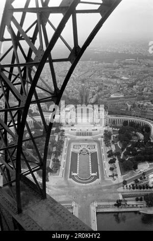 Blick vom Eiffelturm auf den Pont d'Iéna über der Seine und den Jardins du Trocadéro, Paris 1940. Vue depuis la Tour Eiffel du Pont d'Iéna sur la Seine et les Jardins du Trocadéro, Paris 1940. Banque D'Images
