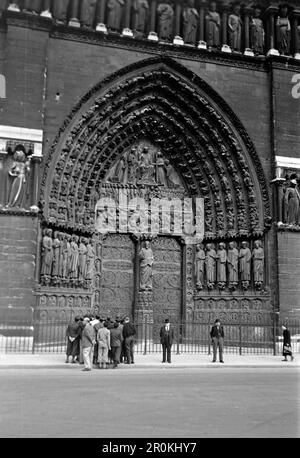 DAS Hauptportal an der Westfassade der Kathedrale notre Dame de Paris, im Tympanon eine Darstellung des Jündungen Gerichts, 1940. Le portail principal sur la façade ouest de la cathédrale notre Dame de Paris, dans le tympan une représentation du jugement dernier, 1940. Banque D'Images