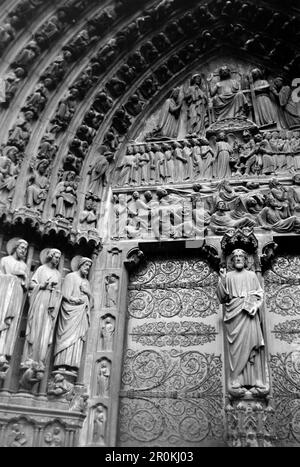 DAS Hauptportal an der Westfassade der Kathedrale notre Dame de Paris, im Tympanon eine Darstellung des Jündungen Gerichts, 1940. Le portail principal sur la façade ouest de la cathédrale notre Dame de Paris, dans le tympan une représentation du jugement dernier, 1940. Banque D'Images