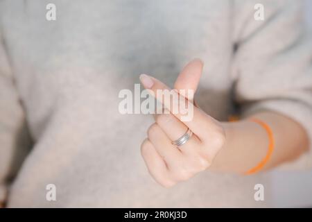 main femelle montrant le petit coeur sur un fond blanc isolé, gros plan mini coeur signe par les femmes main valentin jour amour concept Banque D'Images