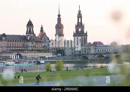 vue panoramique, horizon, vue sur la rivière Elbe à la terrasse de Brühl, vue sur Canaletto, Albertbridge, palais de Zwinger, cathédrale, Église de la Cour catholique, Banque D'Images