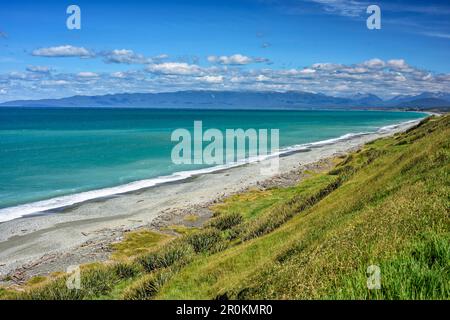 Plage à la mer de Tasman, Hump Ridge en arrière-plan, parc national des Fiordlands, patrimoine mondial de l'UNESCO te Wahipounamu, Southland, île du Sud, Nouvelle-Zélande Banque D'Images