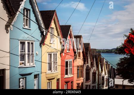 Terrasse de maisons de cartes (maisons colorées et abruptes à West View Street), Cobh, Comté de Cork, Irlande, Europe Banque D'Images