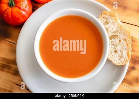 soupe de tomates. Gazpacho, serait une sorte de soupe de tomate faite avec du pain rassis, tomate.concept de la gastronomie espagnole Banque D'Images