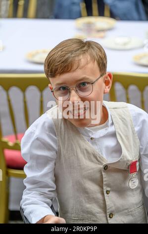 Londres, Royaume-Uni. Tobias Weller - le plus jeune récipiendaire de la Médaille de l'Empire britannique (11) au Coronation Big Lunch organisé par Rishi Sunak et son wif Banque D'Images