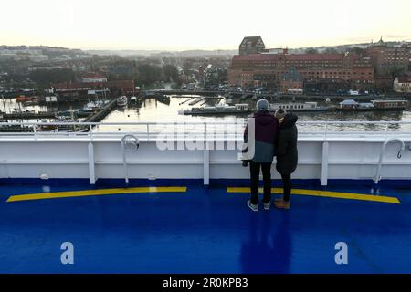 Jeune couple sur le port d'observation des ferries à Göteborg, Suède Banque D'Images