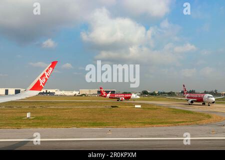 Bangkok Thaïlande - 28 mars 2019 : les avions d'AirAsia (compagnie aérienne Budget très populaire en Thaïlande) sont actuellement en train de rouler sur la piste de Don Mu Banque D'Images