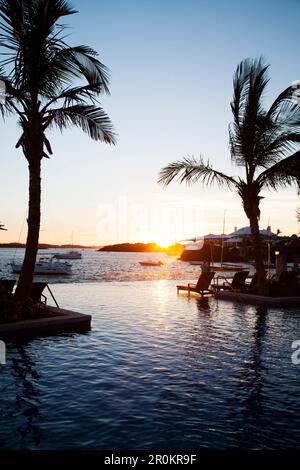 Les Bermudes. La piscine à débordement à la Hamilton Princess & Beach Club Hotel. Le port de Hamilton peut être vu dans l'arrière-plan. Banque D'Images