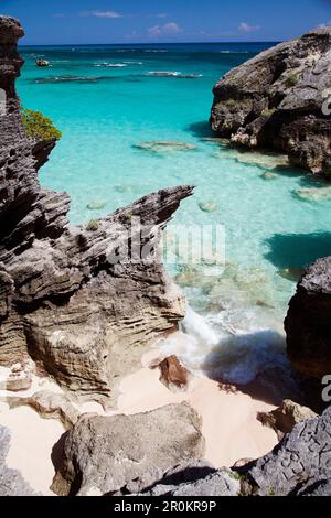 Les Bermudes. Les rochers et les plages de Warwick Long Bay. Banque D'Images