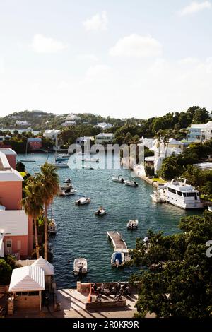 Les Bermudes. Hamilton. Vue de Hamilton maisons et voile dock dans le Hamilton Princess & Beach Club Hotel. Banque D'Images