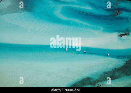 EXUMA, Bahamas. Une vue à partir d'un avion de l'eau autour de l'Exuma Islands. Banque D'Images