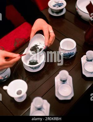 La Chine, Macao, en Asie, Sands Macao Hotel, femme servant le thé chinois, close-up Banque D'Images