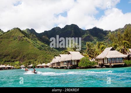 Moorea, Polynésie française. Un trajet en bateau avec l'Intercontinental Moorea Resort and Spa à l'arrière-plan. Banque D'Images