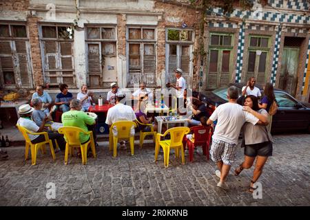 BRÉSIL, Rio de Janiero, les gens dansant et conversant dans les rues de Lapa Banque D'Images