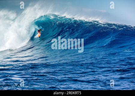 USA, Hawaii, Maui, mâchoires, big wave surfers de décoller sur une vague à Peahi sur le Northshore Banque D'Images