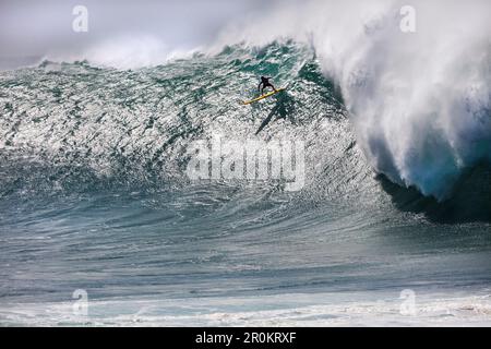 HAWAII, Oahu, Côte-Nord, Eddie Aikau, 2016, les surfeurs en compétition dans l'Eddie Aikau big wave 2016 compétition de surf, Waimea Bay Banque D'Images